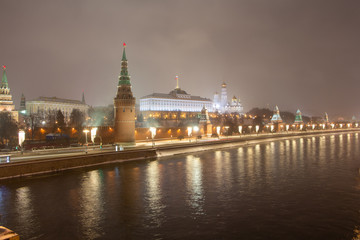 Fototapeta na wymiar Night view from the Bolshoi Kamenny bridge across the Moscow River to the Moscow Kremlin.