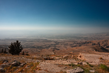 Fototapeta na wymiar Panoramic view of the rocky desert in the area of ​​the archaeological site of Al-Karak in Jordan.