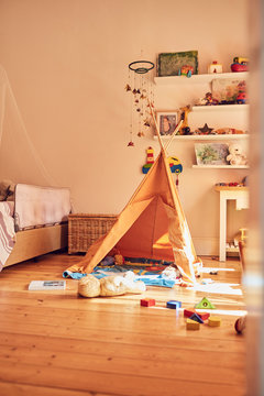 Toys and teepee in child‚Äôs bedroom