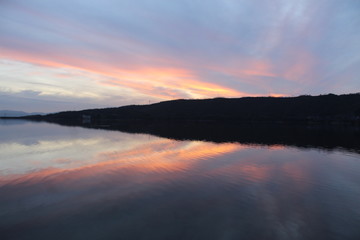Fototapeta na wymiar Anochecer en el lago