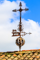 Obraz premium Verzierte Windfahne mit Kreuz