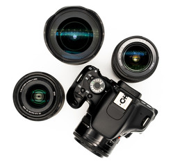 Equipo fotográfico sobre fondo blanco