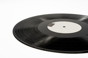 Disco de vinilo negro sobre fondo blanco