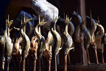 鮎の串焼きを焼く