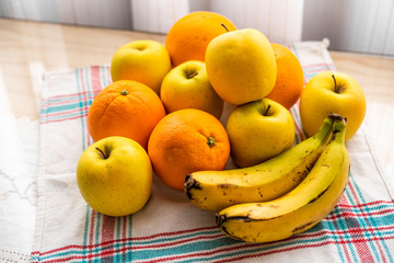 Naranjas, manzanas y plátanos.