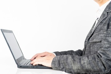 ノートパソコンで仕事をする男性