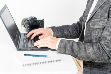 ノートパソコンで仕事をする男性