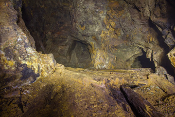 Obraz premium Podziemny tunel starej kopalni miedzi