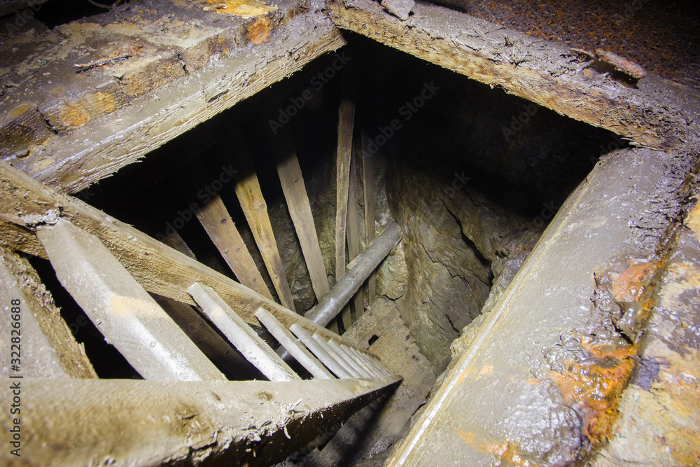 Poster Old gold mine underground vertical shaft top view with stairs ladders