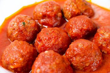 Piatto di polpette di manzo al sugo