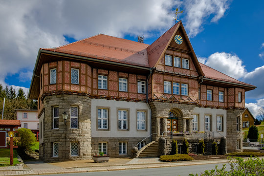 Historisches Rathaus in Schierke mit Giebelinschrift: "Dem Wohl und der W&uuml;rde der Arbeit"