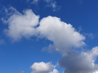 Obraz na płótnie Canvas Wolken am blauen Himmel