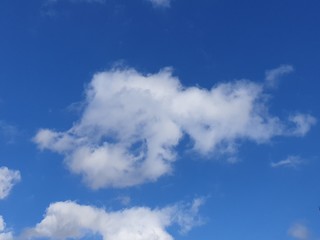 Wolken am blauen Himmel