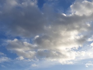 Wolken am blauen Himmel