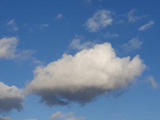Wolken am blauen Himmel