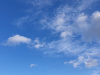 Wolken am blauen Himmel