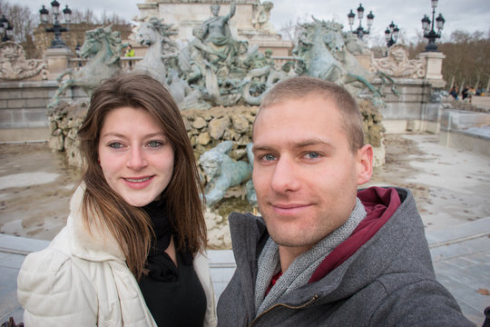Portrait beau jeune couple heureux caucasian blond brune au yeux bleu confiance en soit s&eacute;duisant amoureux joyeux chanceux charismatique europ&eacute;en heureux zen bordeaux vin rouge monument