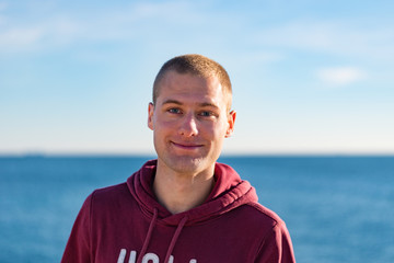 Portrait beau gosse charmant jeune homme caucasian blond aux yeux bleu joyeux et confiance en soi...