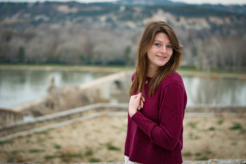 Portrait belle et charmante jeune femme caucasian brune aux yeux bleu joyeuse et confiance en soi...