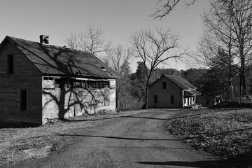 Obraz premium Black and White Colonial House