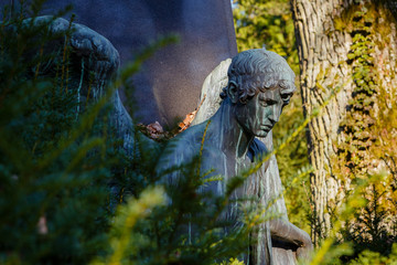 Fototapeta na wymiar Wiesbaden, Statue auf dem Nordfriedhof. 07.02.2020.