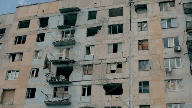 Residential building, shot by Russian tanks. Pan.