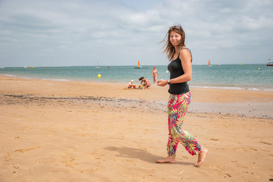 Portrait belle et charmante jeune femme caucasian brune aux yeux bleu joyeuse et confiance en soi s&eacute;duisante chanceuse charismatique fran&ccedil;aise europ&eacute;enne heureuse zen &agrave; plage fort boyard