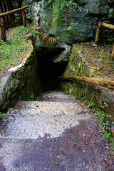 Eingang zur Stülpnerhöhle im Erzgebirge in Sachsen