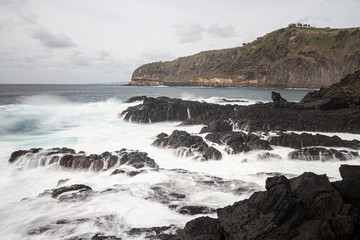 Obraz premium waves crashing rocks on coast of Sao Miguel, Azores Island