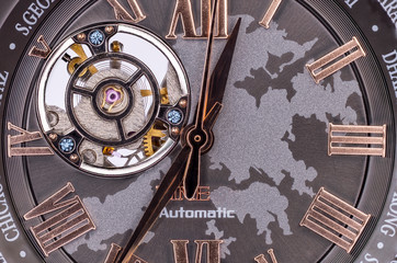 Ziffernblatt und Tourbillon einer Automatikuhr