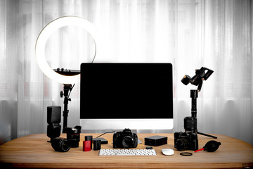 Equipo de fotografía y vídeo junto a un ordenador