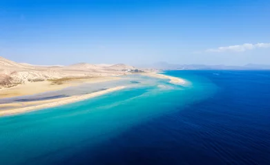 Fotobehang Sotavento Beach, Fuerteventura, Canarische Eilanden Dit is een drone-opname vanuit de lucht vanaf de Canarische eilanden. Het strand van Sotavento ligt aan de kust van het eiland Fuerteventura. oktober 2019