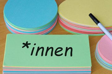 *innen - Schrift: Gendersternchen und Endung -innen auf Moderationskarte