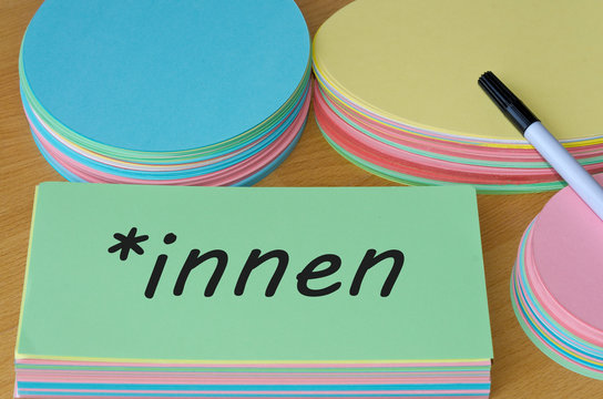 *innen - Schrift: Gendersternchen und Endung -innen auf Moderationskarte