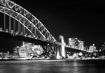Naklejka premium Black and white photo of the Sydney Harbour Bridge at night