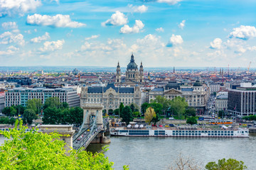 Fototapeta premium Chain Bridge over Danube river and St. Stephen's Basilica, Budapest, Hungary