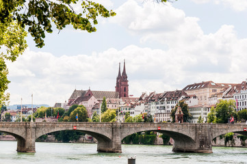 Basel, Rhein, Rheinbrücke, Altstadt, Münster, Kirche, Grossbasel, Altstadthäuser, Rheinufer, Uferweg, Kleinbasel, Frühling, Sommer, Schweiz