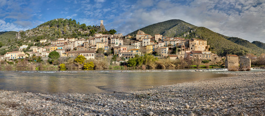 Vue du village de Roquebrun en Occitanie - Herault - France