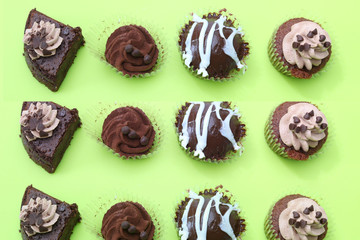 緑バックのチョコケーキ