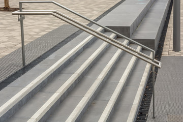Moderne Betontreppe mit Handlauf aus Metall auf einem öffentlichen Platz