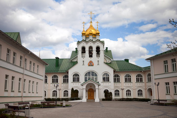 Fototapeta na wymiar The church and bell tower in Kolomna, Russia