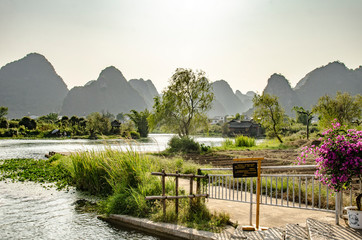 Paisaje tipico montañoso de las zonas de el rio Li en Guilin, China