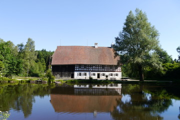 Obraz premium Bauernhaus am See