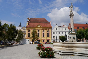 Karlsplatz mit Marienbrunnen in Neuburg an der Donau