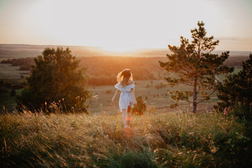 Fototapeta na wymiar young woman in sunset