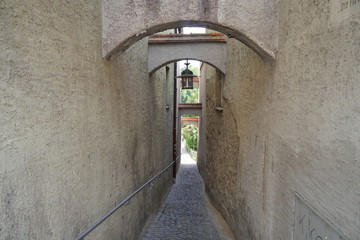 Schmale Gasse mit Schwibbögen