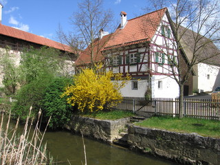 Fototapeta na wymiar Nördlingen Fluss Frühling Fachwerkhaus und Stadtmauer