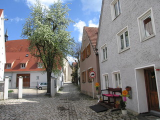 Gasse in Nördlingen im Frühling