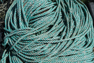 Taue im hafen von Stavern, Norwegen