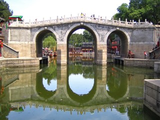 Palais d'été à Pékin, pont à trois arches au-dessus du canal de la rue de Suzhou (Chine)